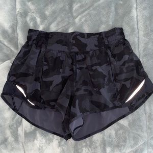 Lululemon Hotty Hot 2.5” shorts
